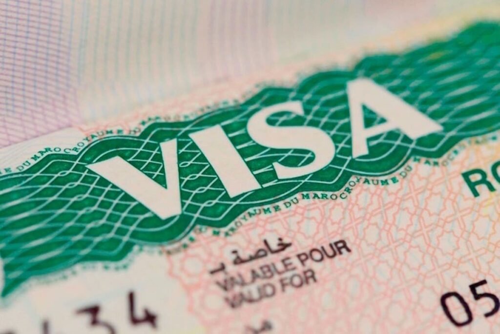 الدليل الشامل لخدمات “إنجاز” و”أبشر”: الاستعلام وتمديد تأشيرة الزيارة العائلية في السعودية 2025