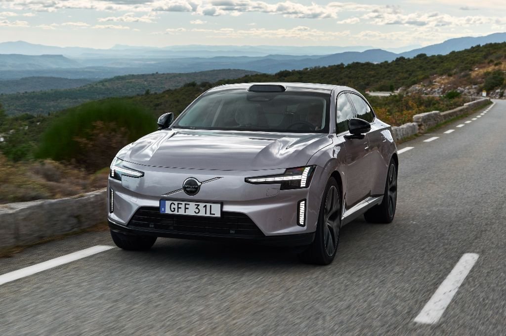 فولفو تبدأ رسميًا إنتاج سيارة ES90 الكهربائية بالكامل بنظام 800 فولت