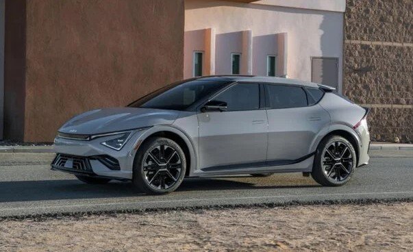 كيا EV6 موديل 2025: أيقونة كهربائية تجمع الأناقة المستقبلية والأداء الرياضي في السعودية