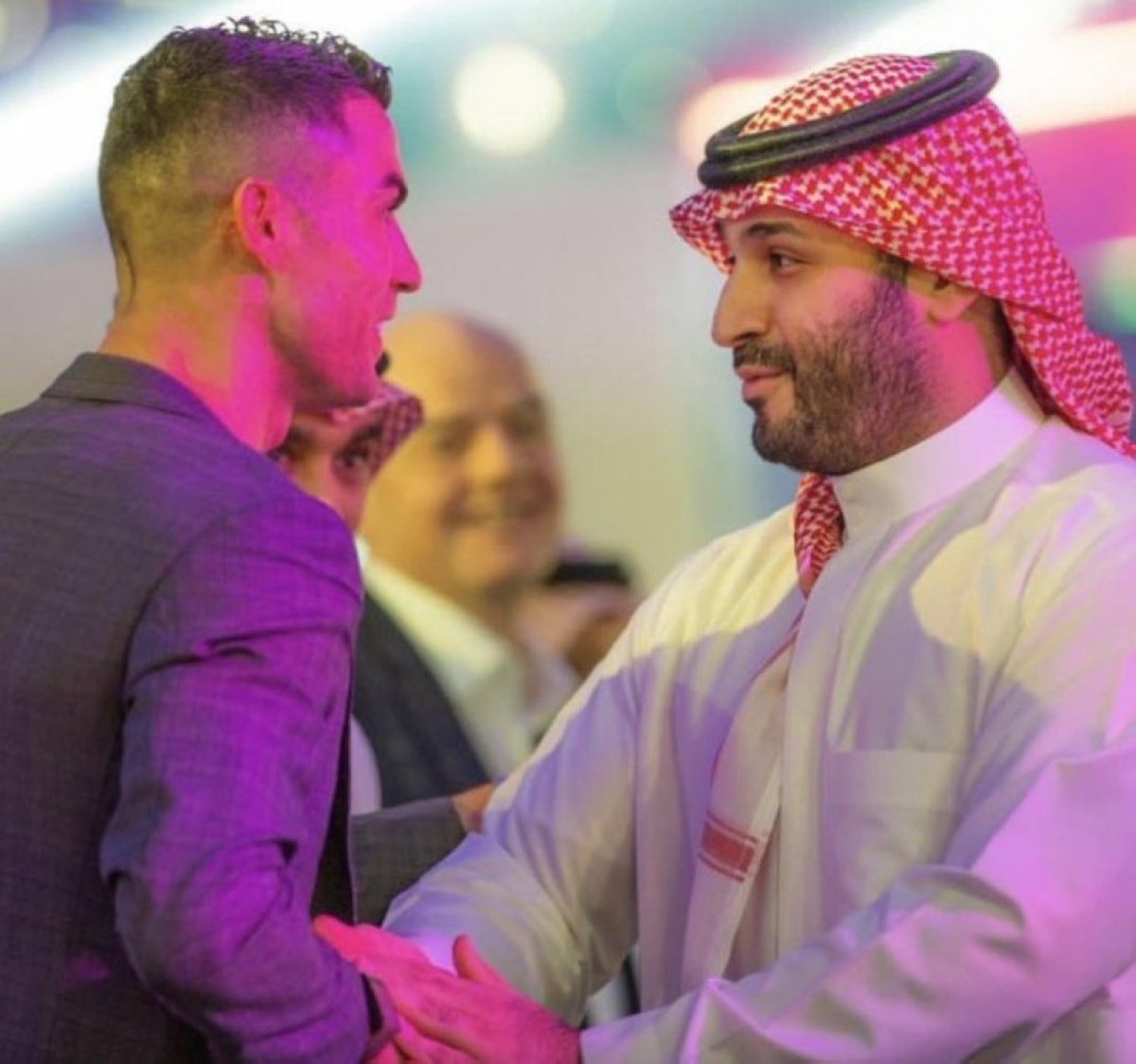 أسرار رونالدو مع بيرس مورغان: شكر لولي العهد السعودي، خطة الزفاف بعد مونديال 2026، وحزن على مانشستر يونايتد